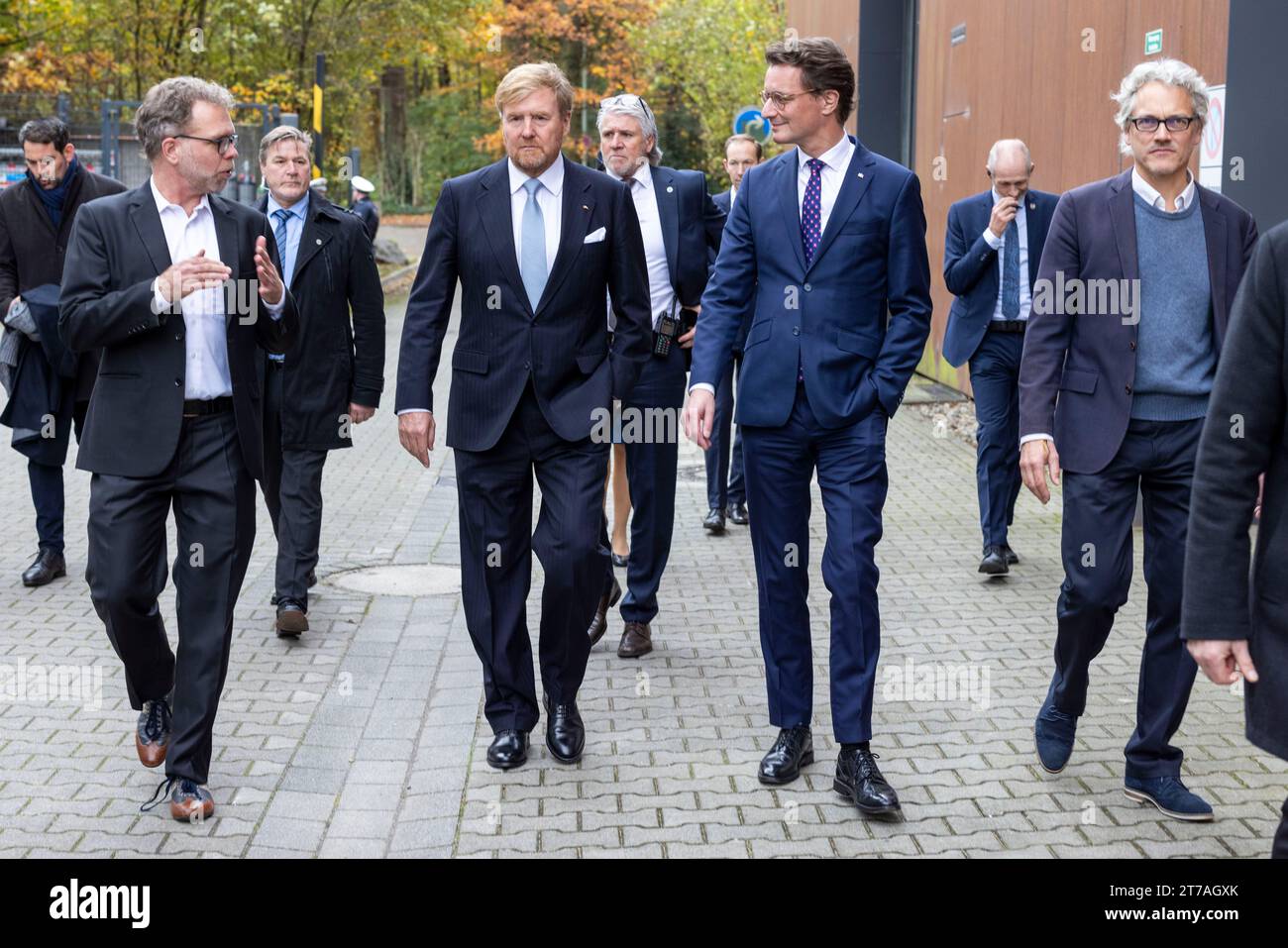 14 November 2023, North Rhine-Westphalia, Duisburg: Hendrik Wüst (CDU, 2nd from right), Minister-President of North Rhine-Westphalia, and King Willem-Alexander of the Netherlands (M) walk around the ZBT site at the University of Duisburg-Essen. The Dutch King and North Rhine-Westphalia's Prime Minister visit various companies and institutions. Photo: Christoph Reichwein/dpa Stock Photo