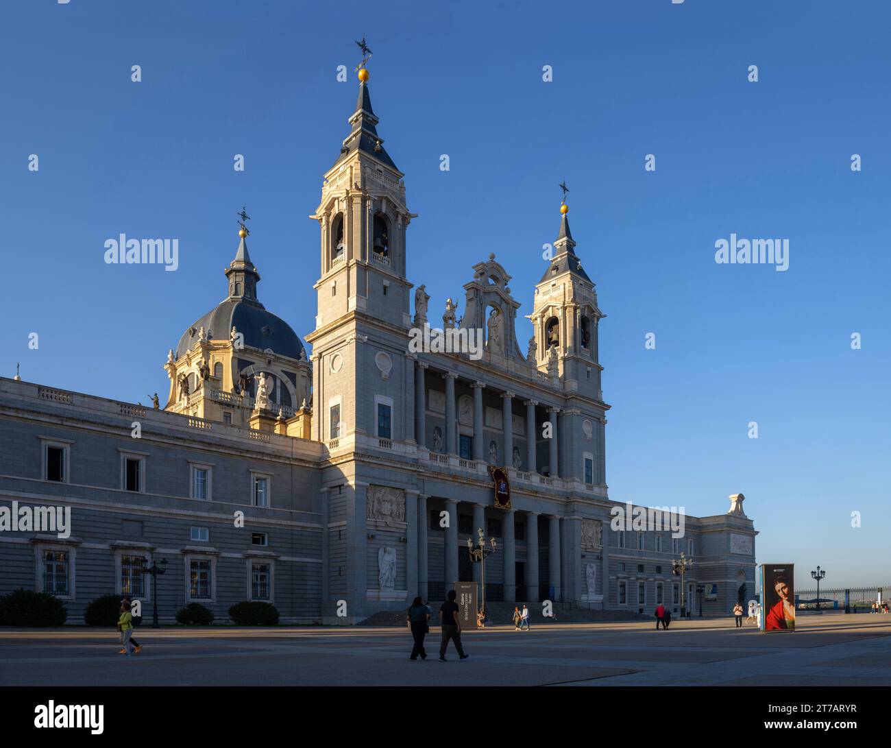 catedral de santa maría la real de la almudena