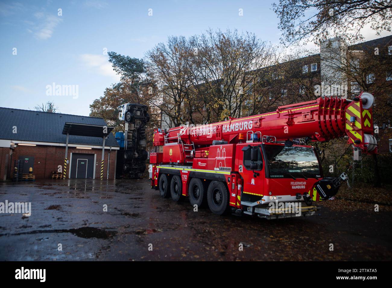 Verladeunfall bei LIDL an der Cuxhavener Straße. Ein Lastwagen wollte einen Papiercontainer abholen und kippte dabei nach hinten um. Der Fahrer blieb unverletzt. *** Loading accident at LIDL on Cuxhavener Straße A truck wanted to pick up a paper container and tipped over backwards The driver was uninjured Copyright: xBlaulicht-News.dex Credit: Imago/Alamy Live News Stock Photo