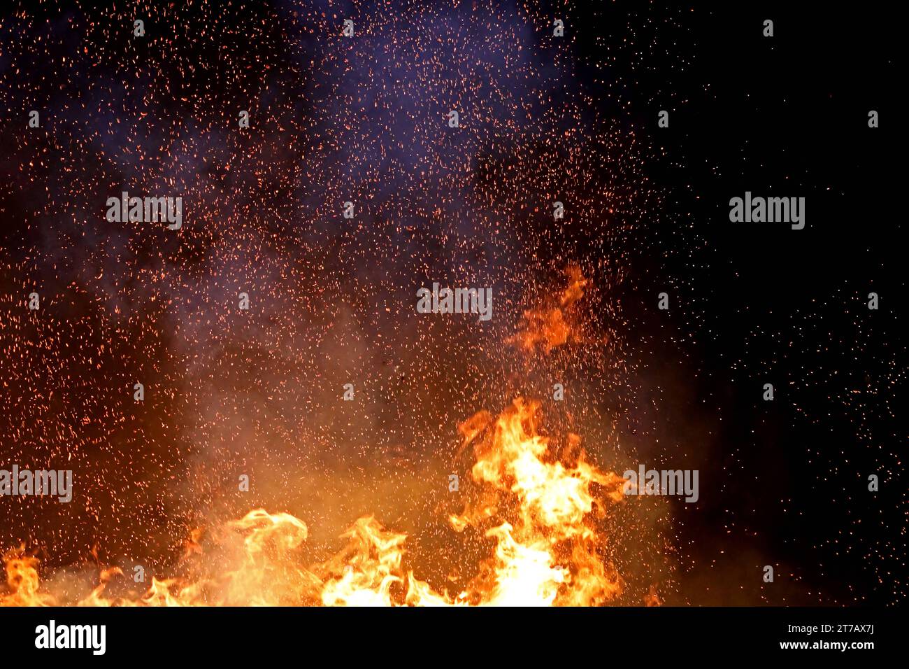 Lodernde helle Flammen eines Feuers Blick auf ein Holzfeuer im