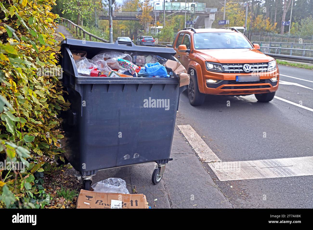 Gefahren durch Abfallcontainer Ein Abfallcontainer steht mit gelösten Bremsen an einem Straßenrand und droht zu einer Gefahr für die Verkehrsteilnehmer zu werden. *** Hazards posed by waste containers A waste container with released brakes is standing on the side of a road and threatens to become a hazard for road users Credit: Imago/Alamy Live News Stock Photo