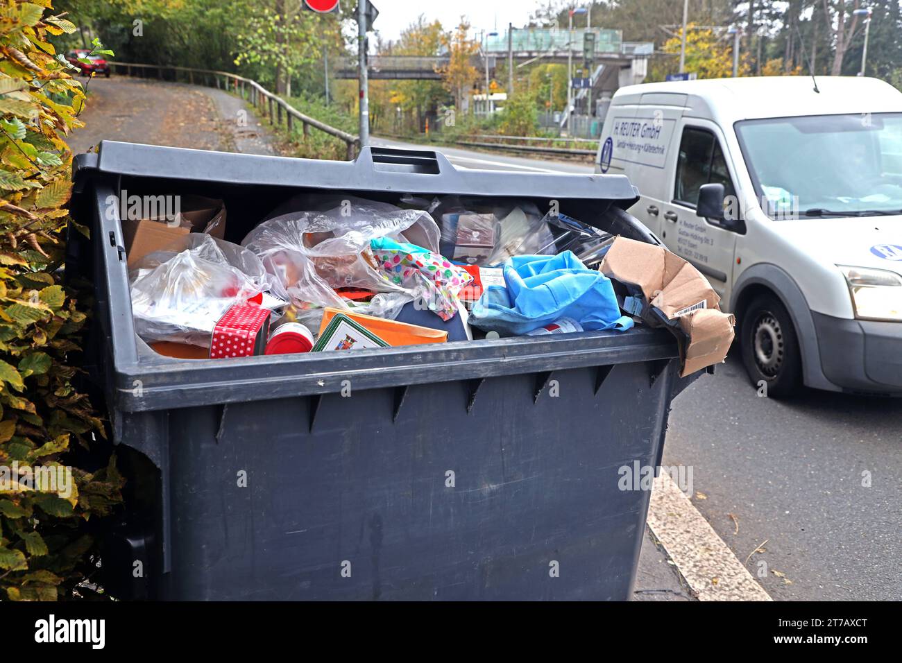 Gefahren durch Abfallcontainer Ein Abfallcontainer steht mit gelösten Bremsen an einem Straßenrand und droht zu einer Gefahr für die Verkehrsteilnehmer zu werden. *** Hazards posed by waste containers A waste container with released brakes is standing on the side of a road and threatens to become a hazard for road users Credit: Imago/Alamy Live News Stock Photo