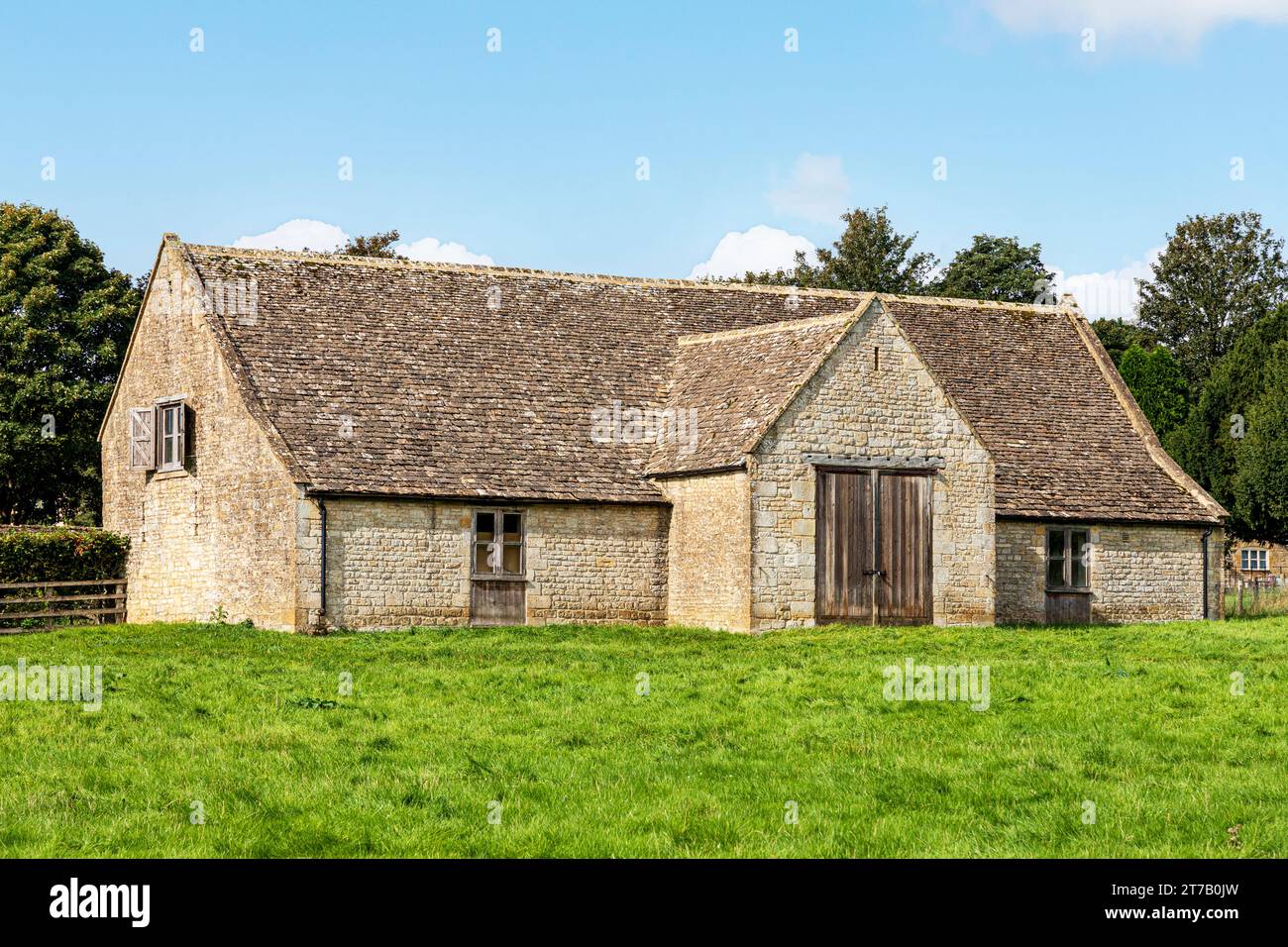 A traditional 18th century stone barn in the Cotswold village of Guiting Power, Gloucestershire, England UK Stock Photo