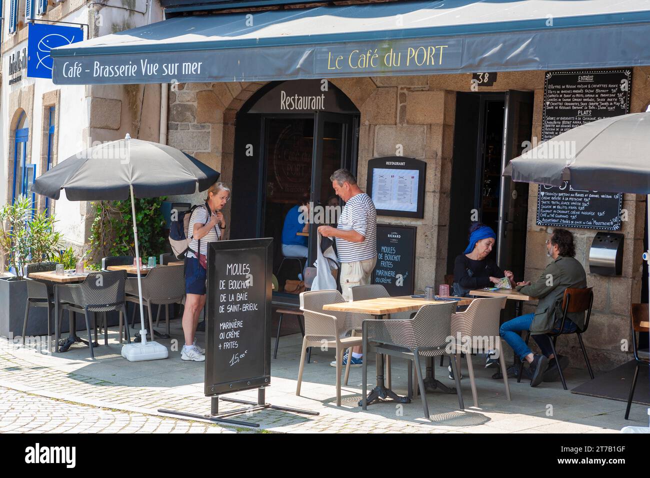 Customers at the Café du Port, Rue Amiral Réveillère, Roscoff, Finistère, Brittany, France Stock Photo
