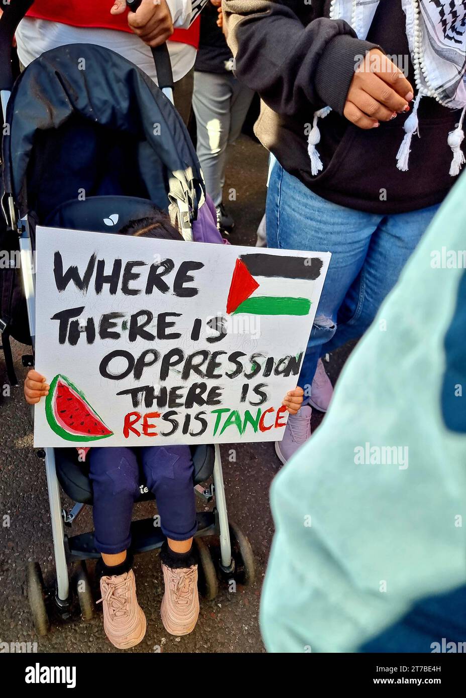 Over 300,000 Pro-Palestinians marched from Hyde Park to the USA embassy in London, on the afternoon of 11th November 2023, protesting against the war and urging an immediate ceasefire. United Kingdom. Stock Photo