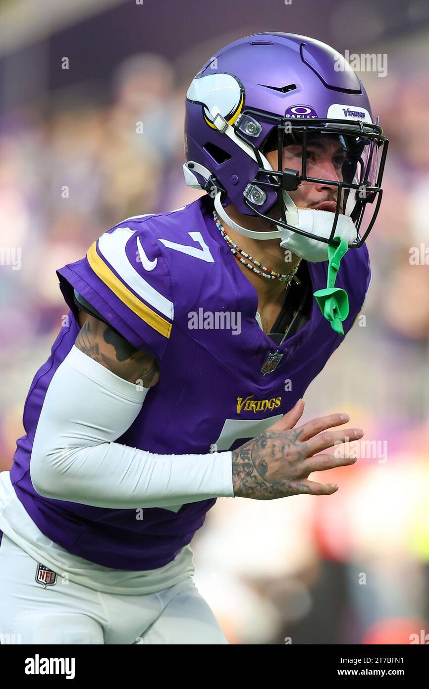 Minnesota Vikings cornerback Byron Murphy Jr. (7) warms up before an