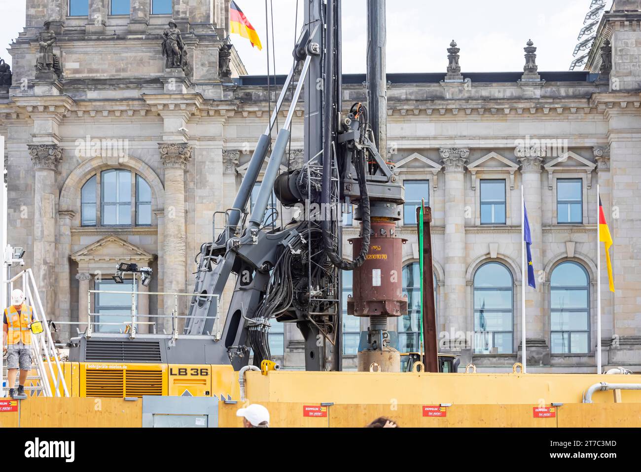 Construction site of the Reichstag building, cable work in front of the