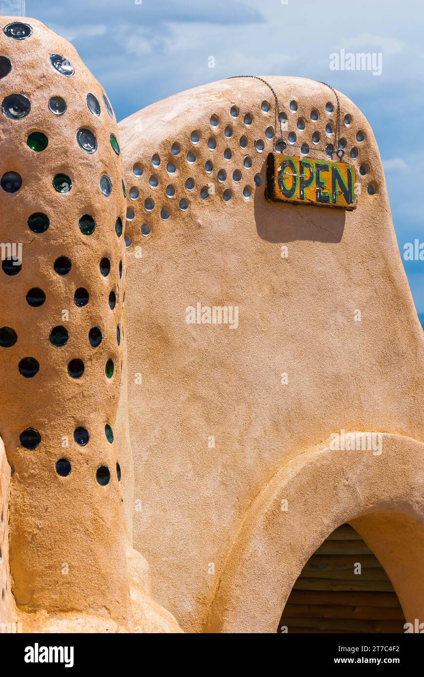 Wall, design, architecture, clay plaster, insulated with bottles, Adobe style, Earthship, New Mexico, USA Stock Photo