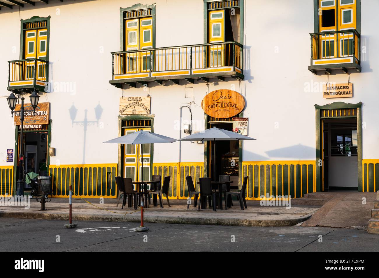 Historic Paisa style houses, outdoor seating of a restaurant, Plaza de