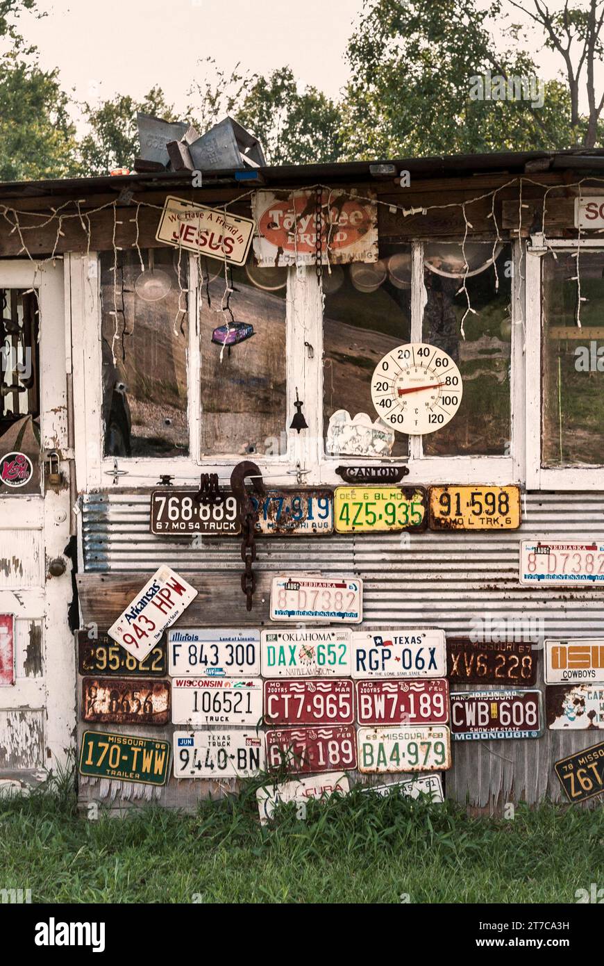 Decorated house, shack, cottage, old, historic, licence plates, sign, history, bizarre, antique, objects, collection, collector, Route 66, USA Stock Photo