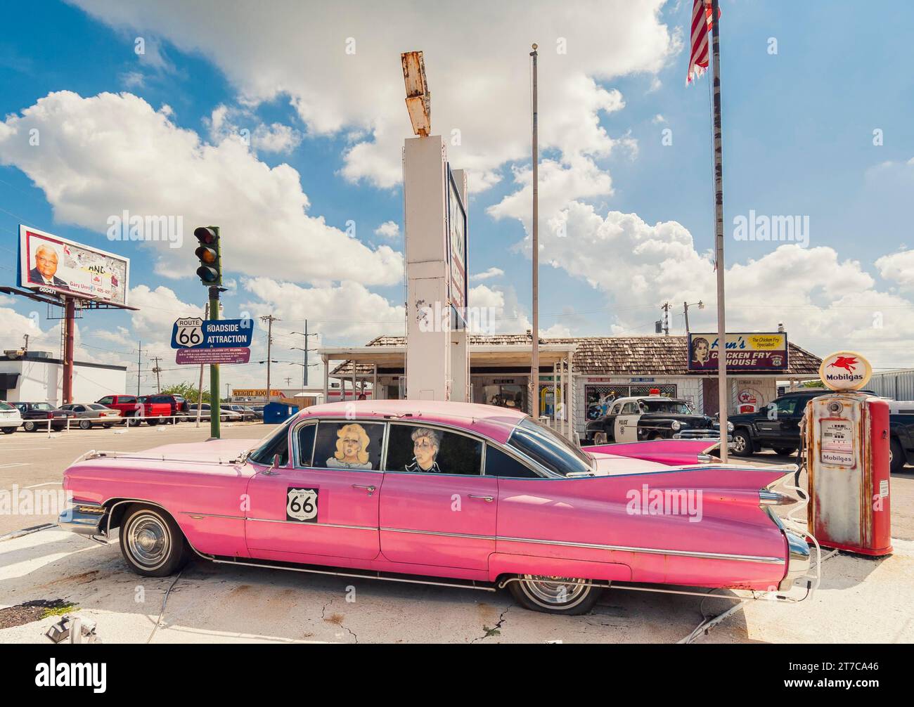 邦楽 6 CHELSEA HIGHWAY/Pink Cadillac Summer 1956 Cadillac Series 62 Sedan DeVille | Beverly Hills Car Club