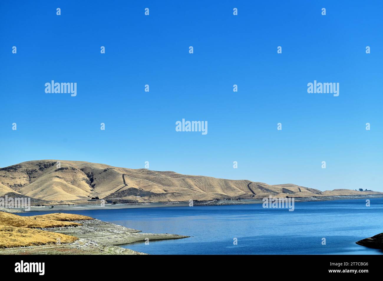 Hollister, California, USA. The San Luis Reservoir, a man-made lake in the San Joaquin Valley. Stock Photo