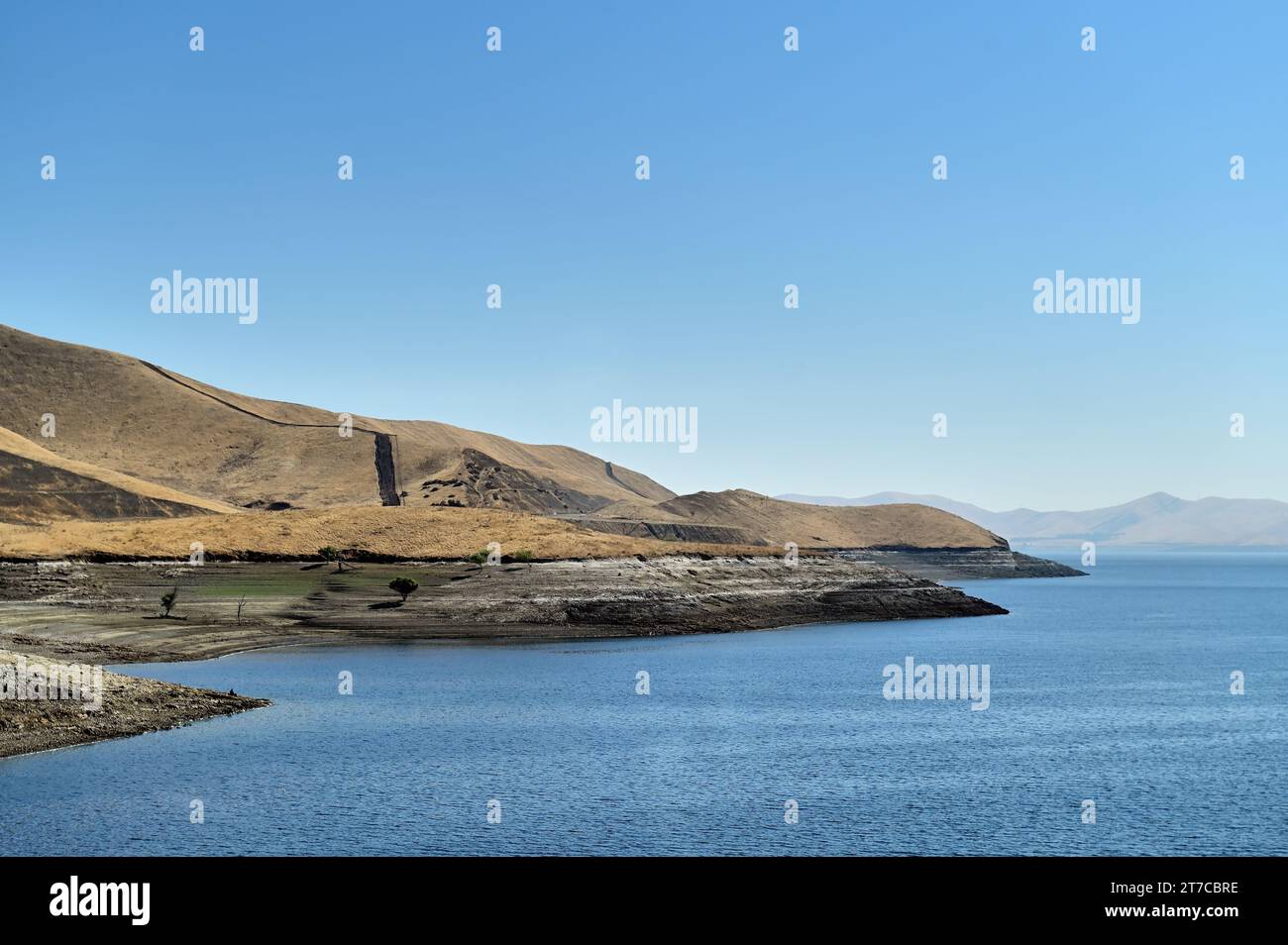Hollister, California, USA. The San Luis Reservoir, a man-made lake in the San Joaquin Valley. Stock Photo