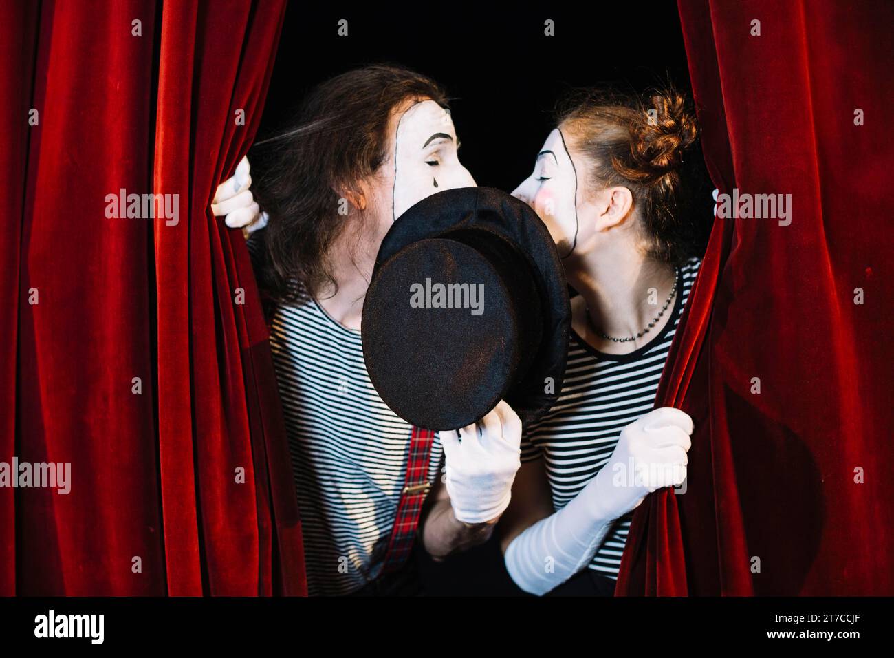 Two mime artist standing curtain kissing Stock Photo - Alamy