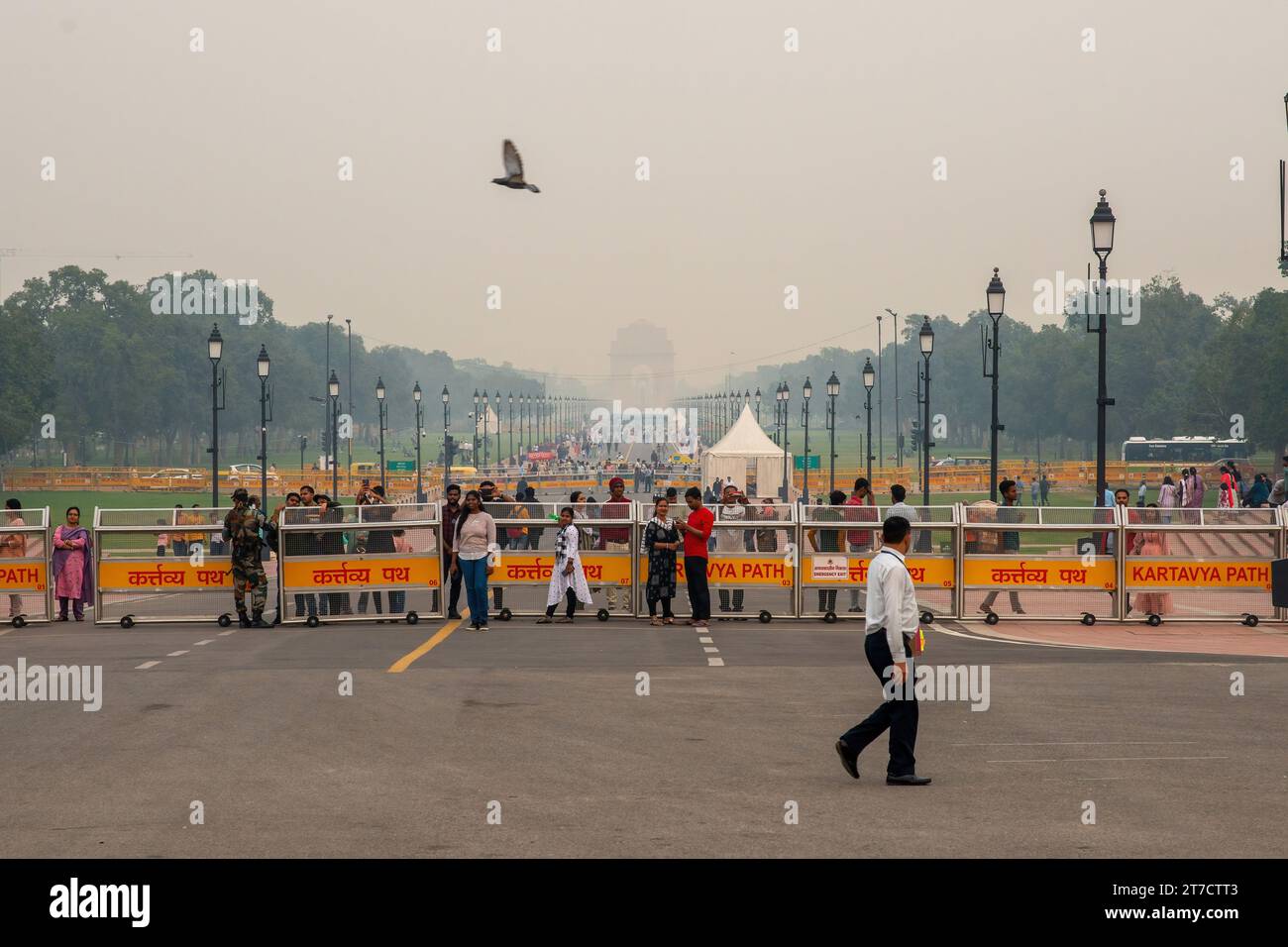 New Delhi, India. 14th Nov, 2023. Tourists visiting Vijay Chowk are engulfed in a layer of smog after the Diwali festival. Diwali fireworks worsen Delhi's air pollution, releasing harmful pollutants. The interplay of firecracker emissions, atmospheric conditions, and existing pollution sources causes a sharp spike in air pollution levels. Credit: SOPA Images Limited/Alamy Live News Stock Photo