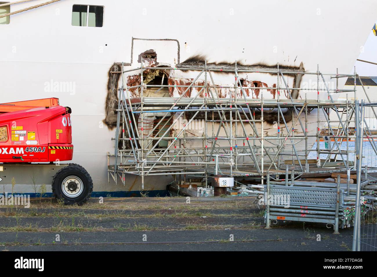 Floating scaffolding to repair large breach in the damaged hull of