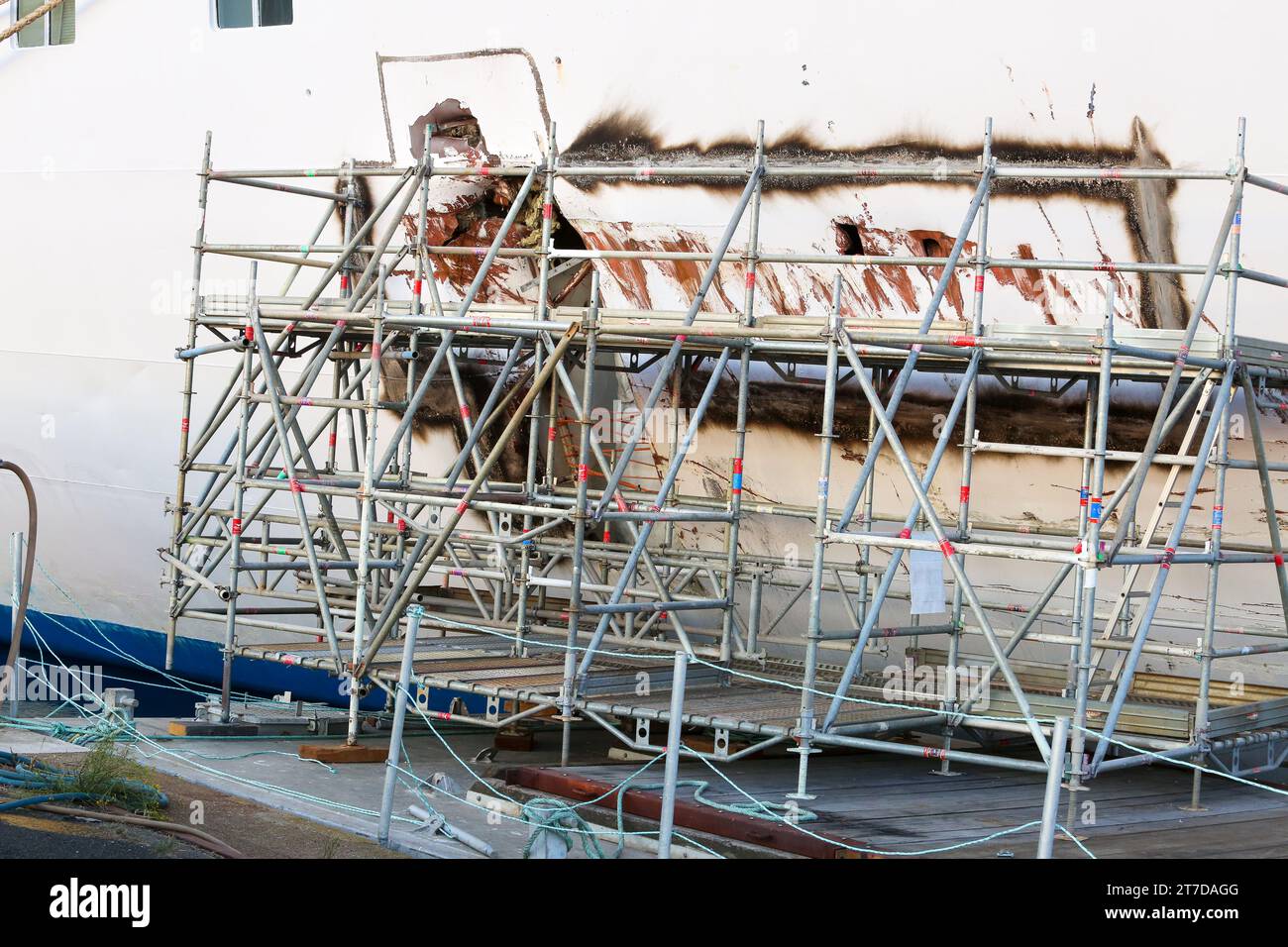 Floating scaffolding to repair large breach in the damaged hull of