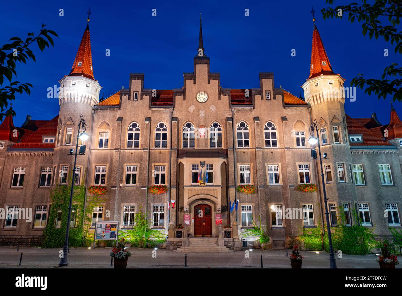 2022-08-29-night-illumination-of-the-19th-century-walbrzych-town-hall