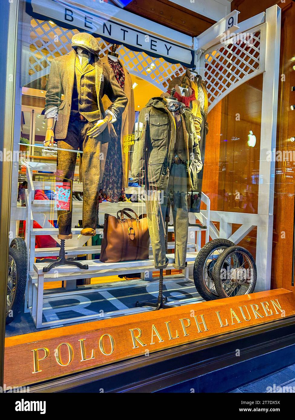 Ralph Lauren Store 店内備品 ディスプレイ 什器 額装 写真 Ralph lauren display hi-res stock photography and images - Alamy