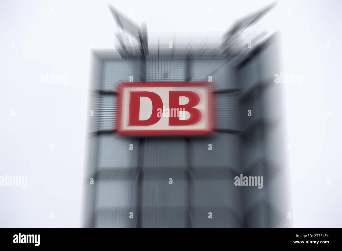 Logo der Deutschen Bahn verzerrt am 15.11.2023 *** Deutsche Bahn logo distorted on 15 11 2023 Credit: Imago/Alamy Live News Stock Photo