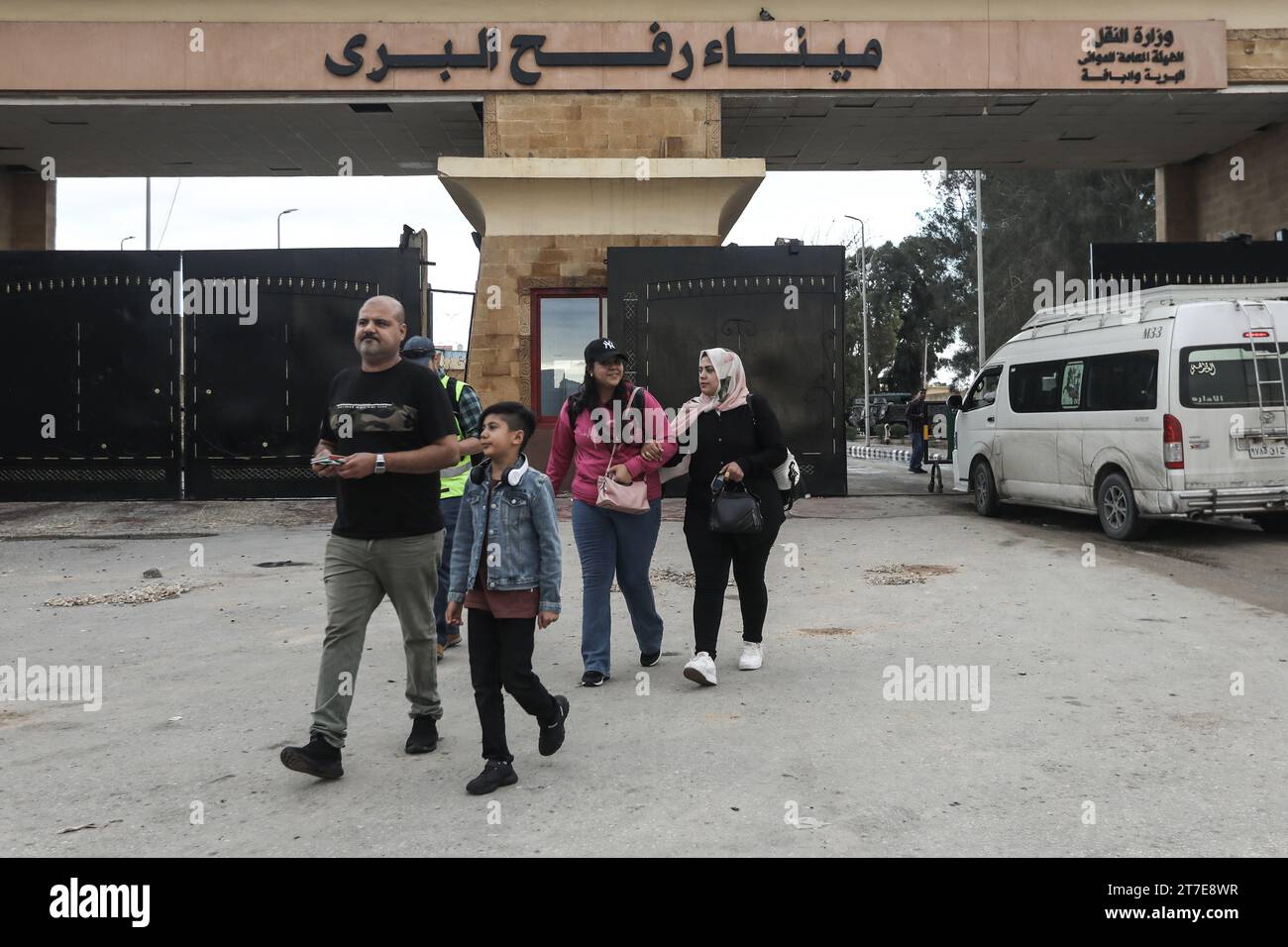 Rafah, Egypt. 15th Nov, 2023. Palestinians with foreign passports cross