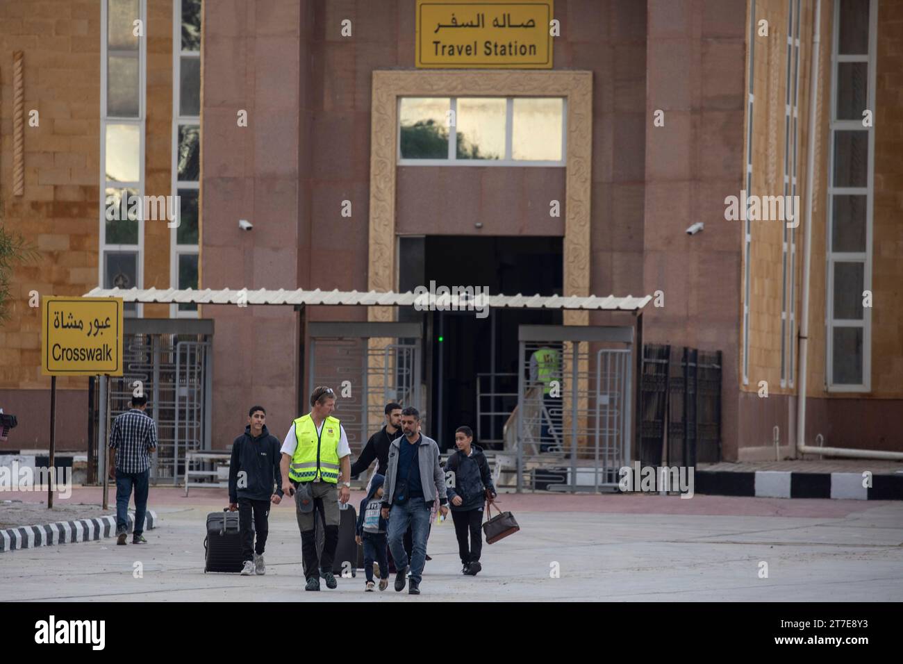 Rafah, Egypt. 15th Nov, 2023. Palestinians with foreign passports cross