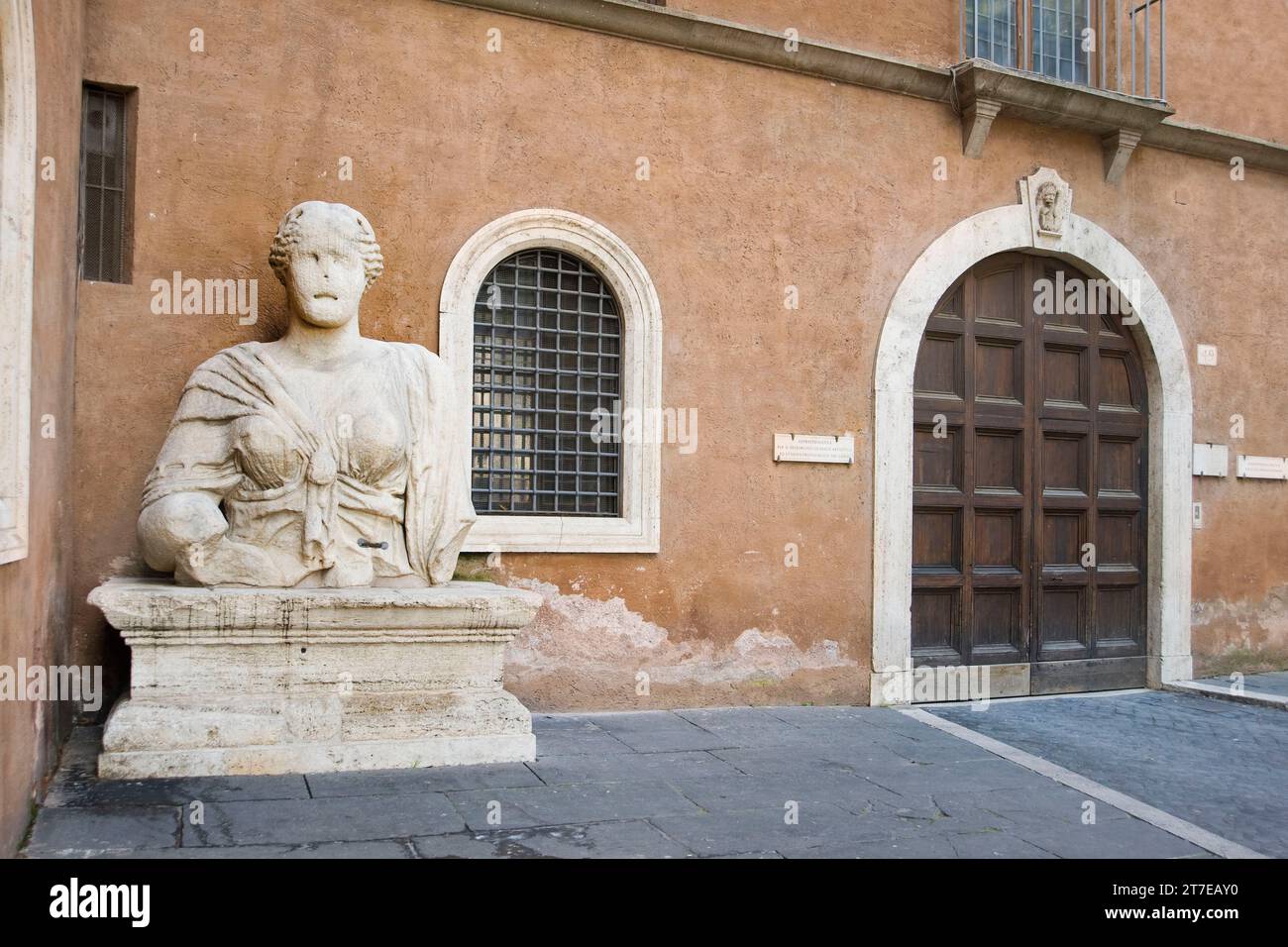 Talking statue hi-res stock photography and images - Page 3 - Alamy, image size:1300x956
