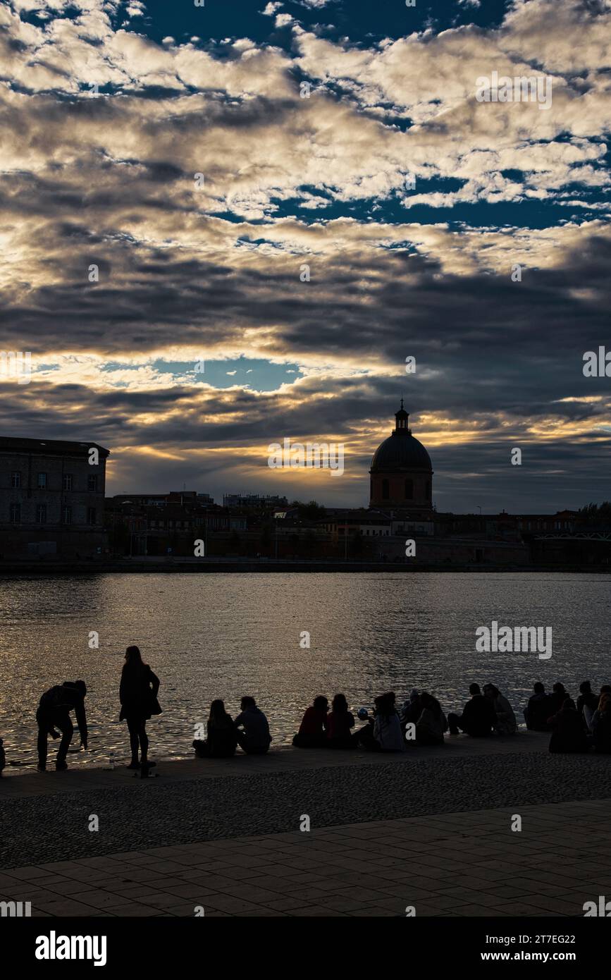 Quai de la daurade, promenade Henri Martin à toulouse au crépuscule avec du monde à contre jour qui profite d'une belle fin de journée -  at dusk, wit Stock Photo