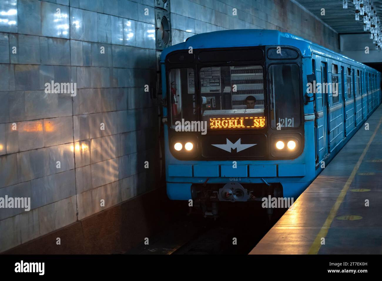 TASHKENT, UZBEKISTAN - SEPTEMBER 17, 2022: Subway train arrives on the station Stock Photo