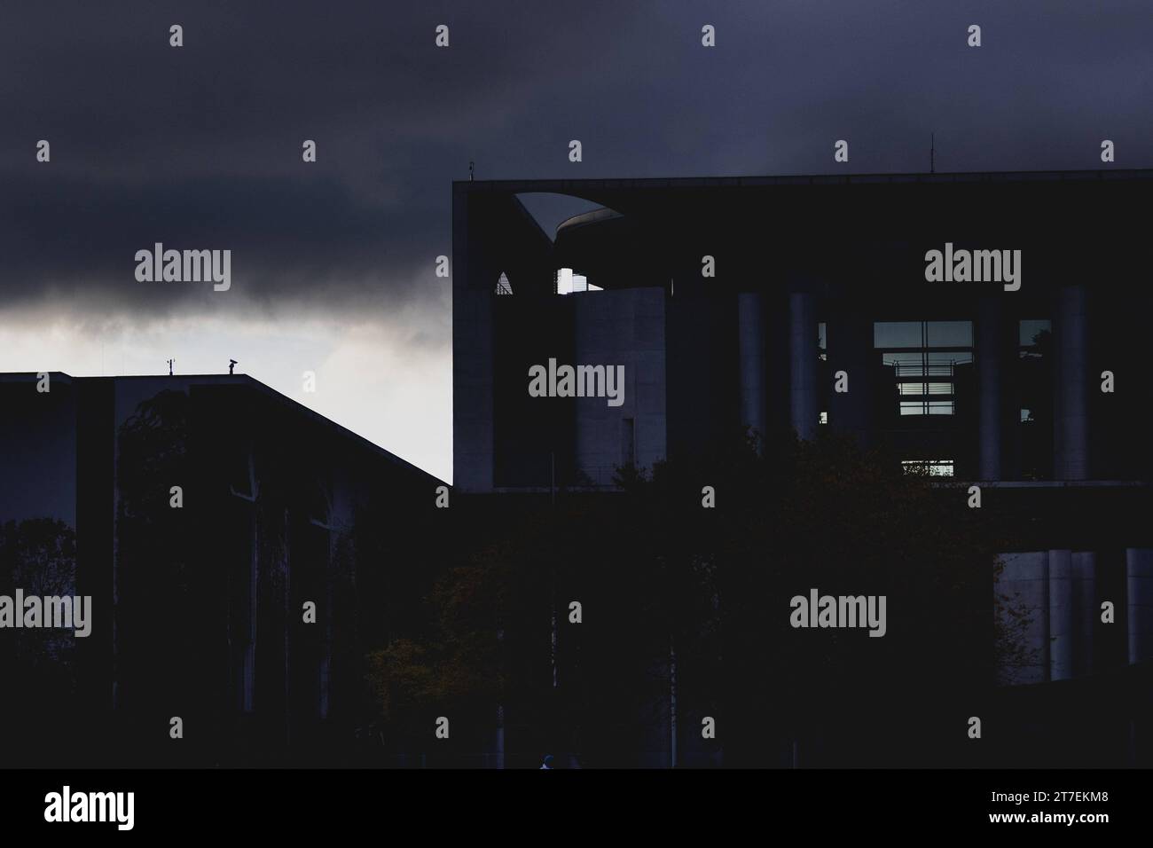 Dunkle Wolken zeichnen sich ab ueber dem Bundeskanzleramt in Berlin, 15.11.2023. Berlin Deutschland Copyright: xFlorianxGaertnerx Stock Photo