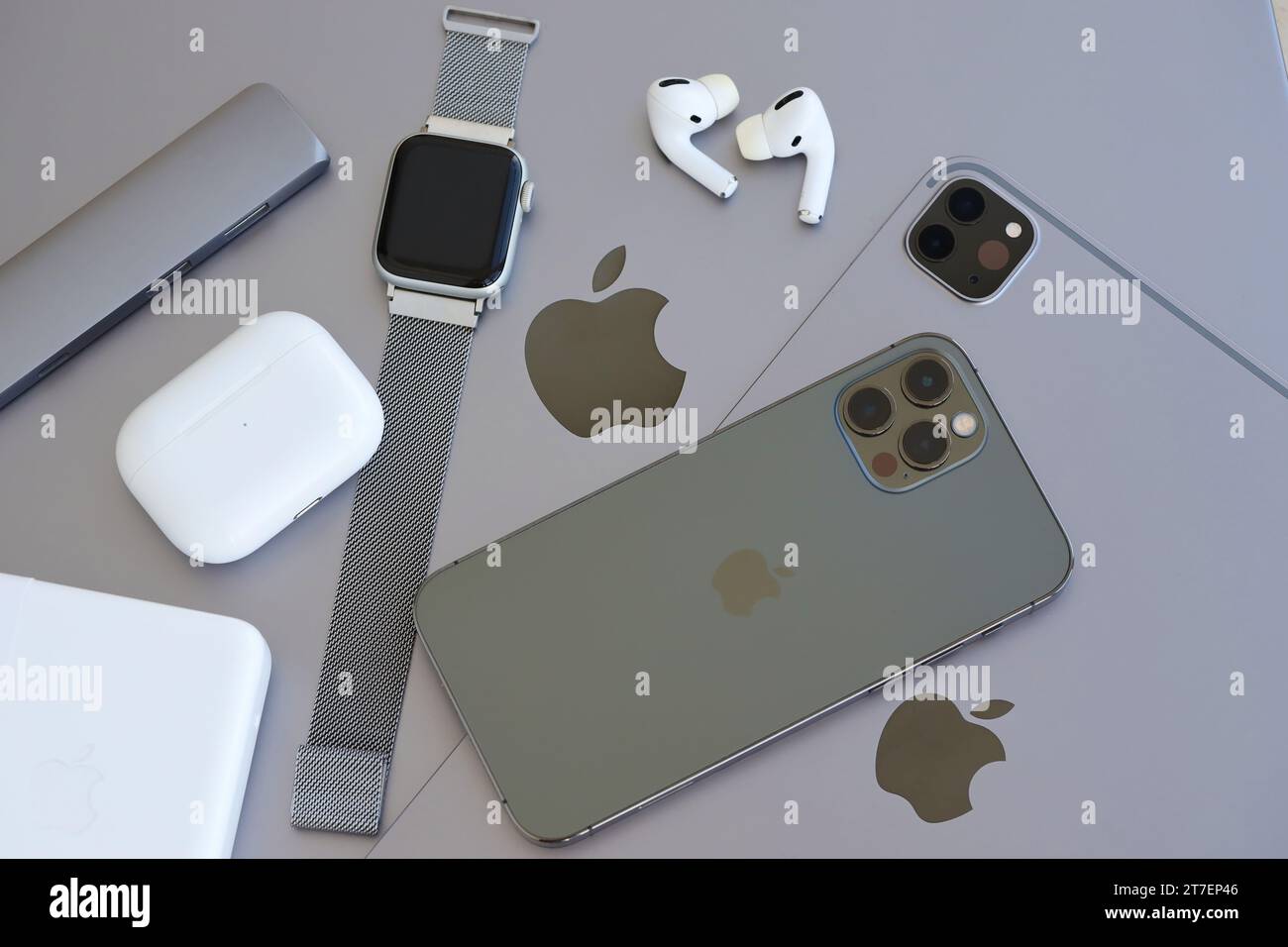 Airpods and apple watch hi res stock photography and images Alamy