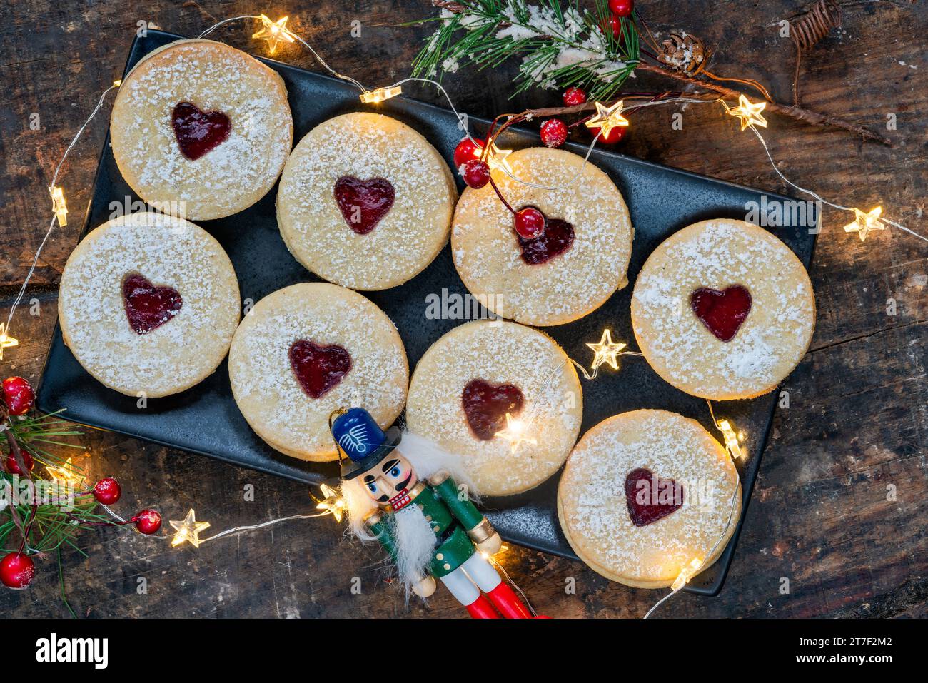 Linzer cookies - Austrian Christmas shortbread biscuits with raspberry ...