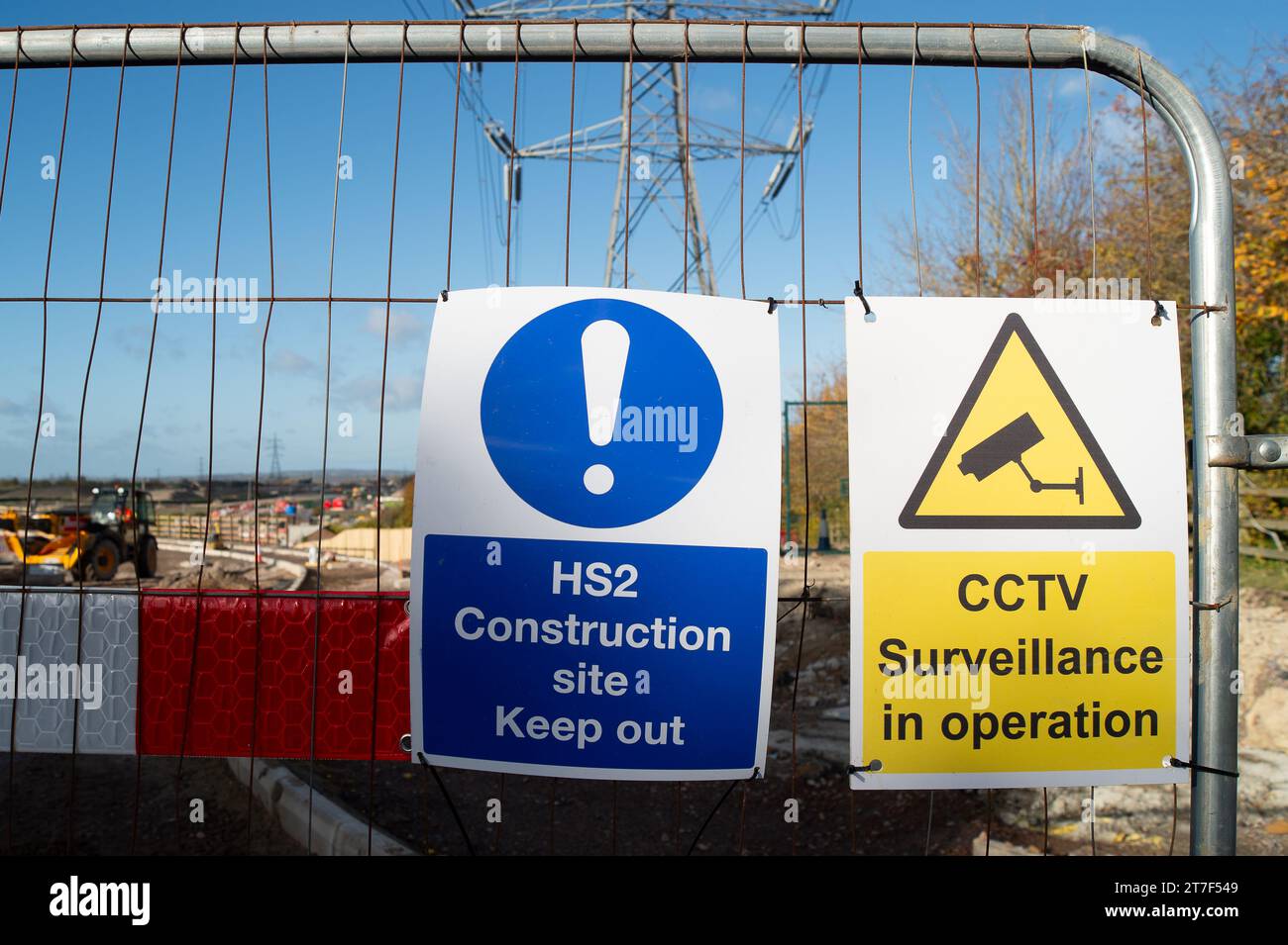 Hs2 Windscreen Sign Wendover, UK. 15th November, 2023. HS2 construction site and CCTV ...