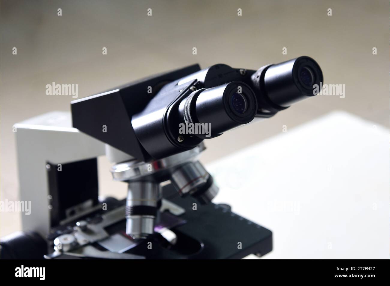 microscope optical instrument capable of magnifying images of very
