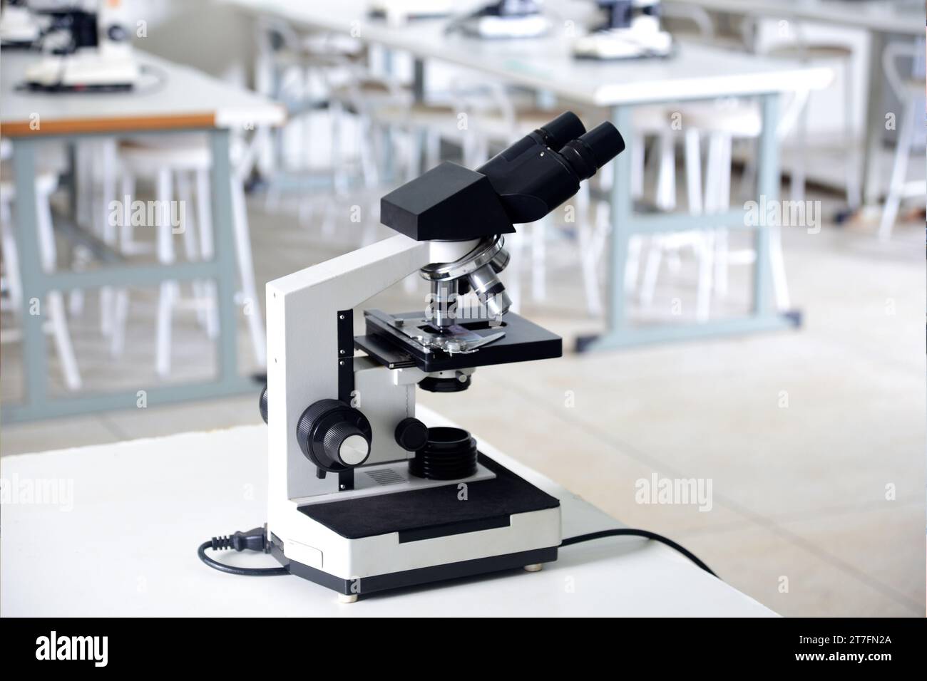 microscope optical instrument capable of magnifying images of very small objects thanks to its