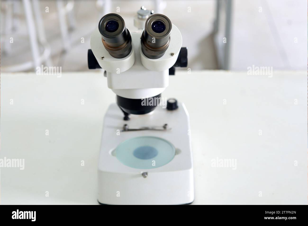 microscope optical instrument capable of magnifying images of very