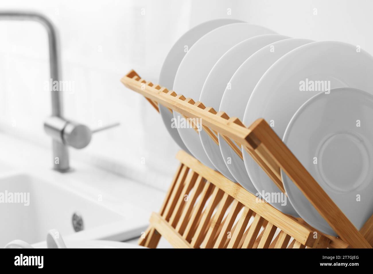 https://c8.alamy.com/comp/2T7GJEG/drying-rack-with-clean-dishes-in-kitchen-closeup-2T7GJEG.jpg