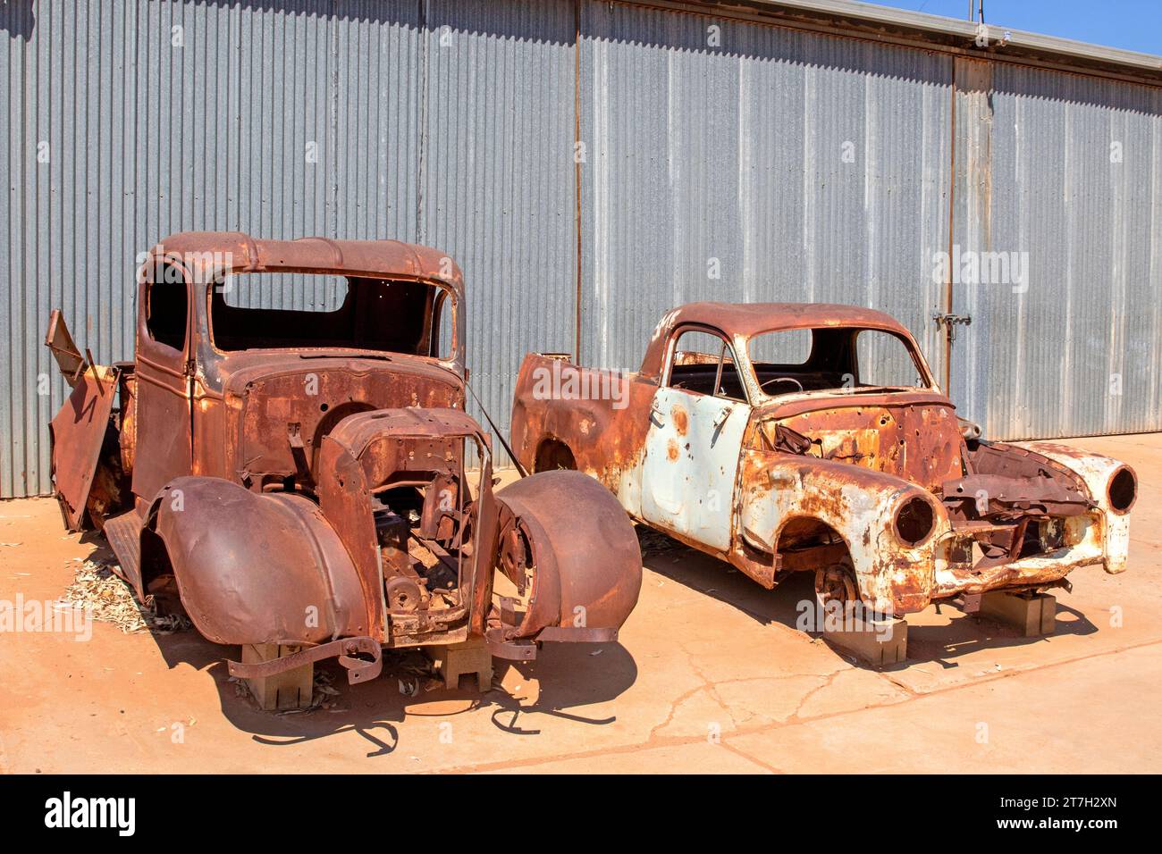 Old vehicles outside the garage workshops at Hermannsburg Historic Precinct Stock Photo