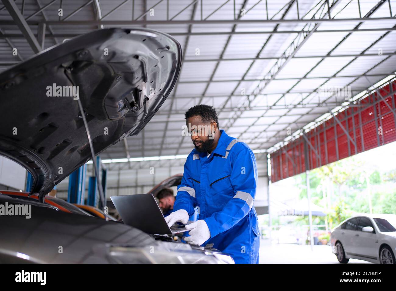 Workcomp Mechanic Auto mechanic working laptop hi-res stock photography and images - Alamy