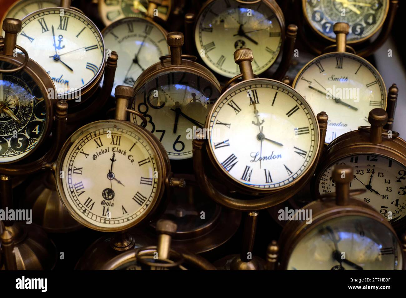 Antique clocks hi-res stock photography and images - Alamy