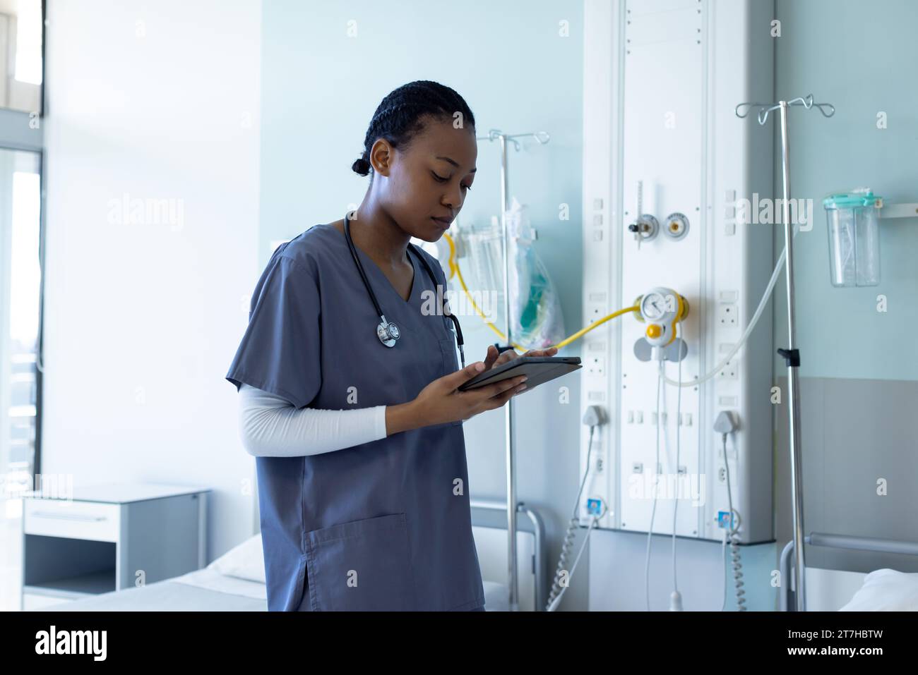 African american doctor tablet hi-res stock photography and images - Alamy
