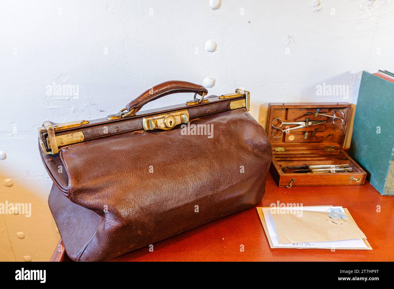 Old fashioned medical bag hi res stock photography and images Alamy