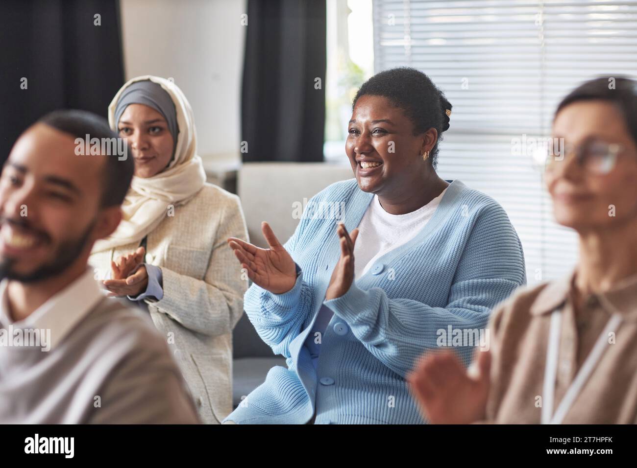 Black audience clapping hi-res stock photography and images - Alamy