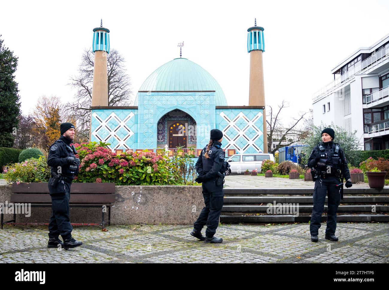 hamburg-germany-16th-nov-2023-police-officers-stand-in-front-of-the