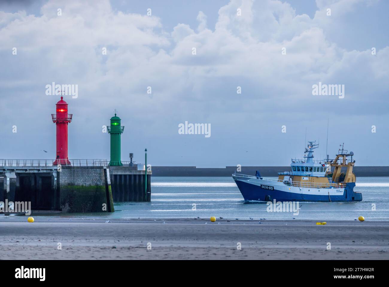 Bateau de pêche entrant dans le port de Boulogne sur mer, France, Pas de Calais Stock Photo