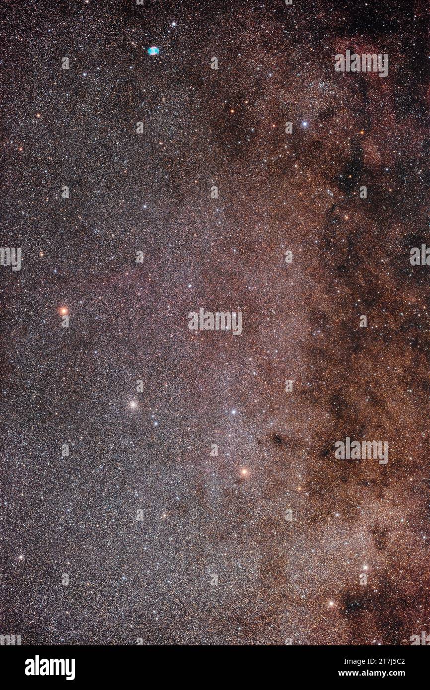 This is a framing of the starfield in the Milky Way from Sagitta the Arrow, at bottom, to the planetary nebula Messier 27 or the Dumbbell Nebula in Vu Stock Photo