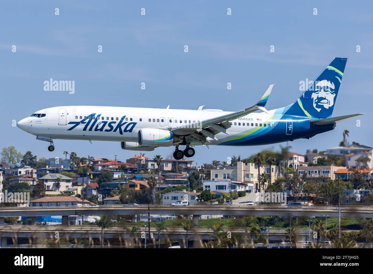 N565AS Alaska Airlines Boeing 737-890(WL) landing at San Diego SAN (KSAN) Stock Photo