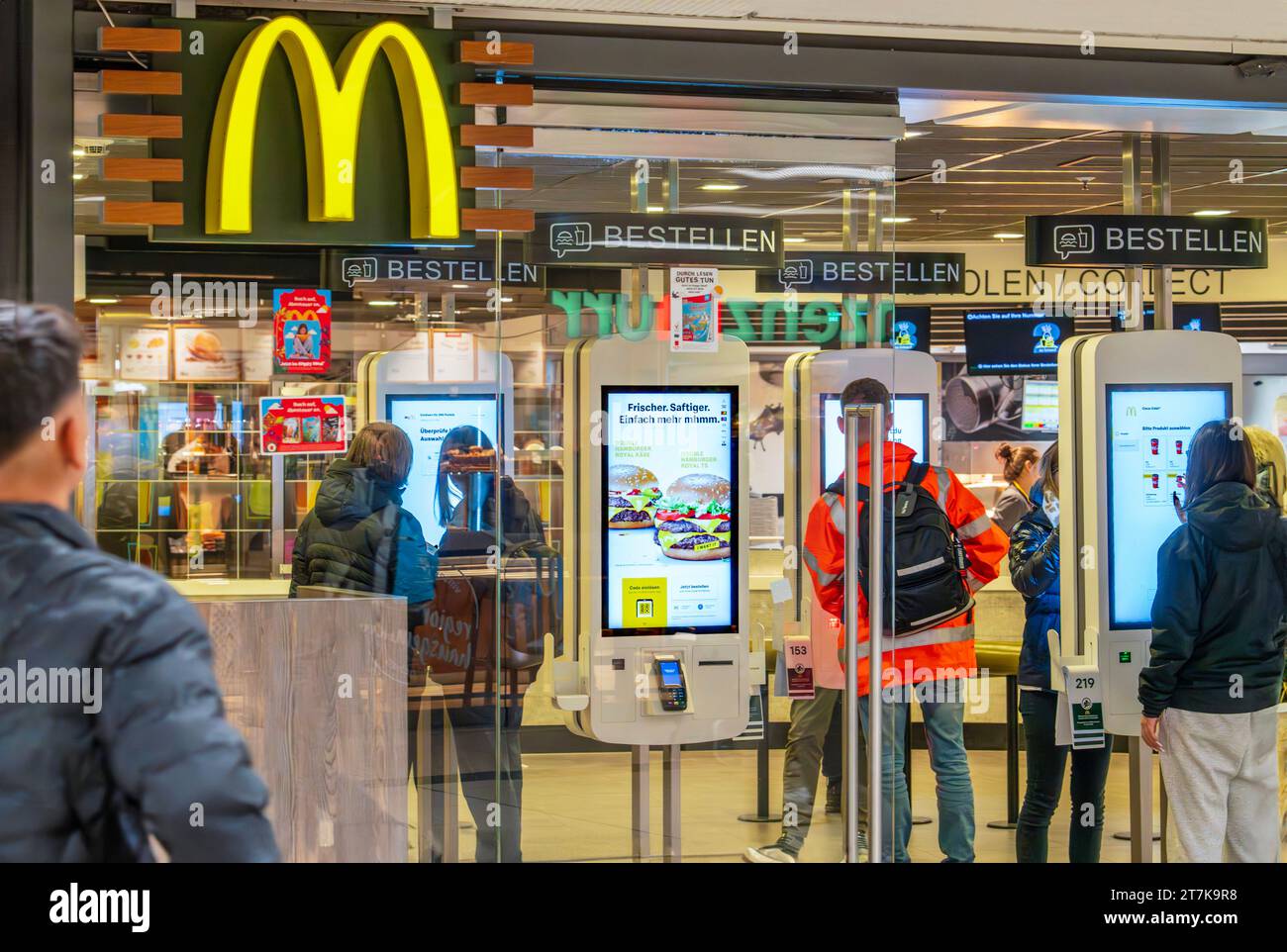 McDonald s Filiale in der Innenstadt, München, November 2023