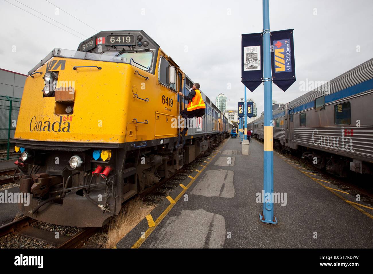 THE CANADIAN TRANSCONTINENTAL PASSENGER TRAIN TORONTO VANCOUVER Stock