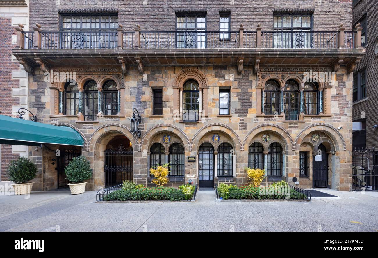 160 East 72nd Street, an Italian Renaissance Revival apartment building of brick and stone designed by Taylor & Levi, built in 1928. Stock Photo